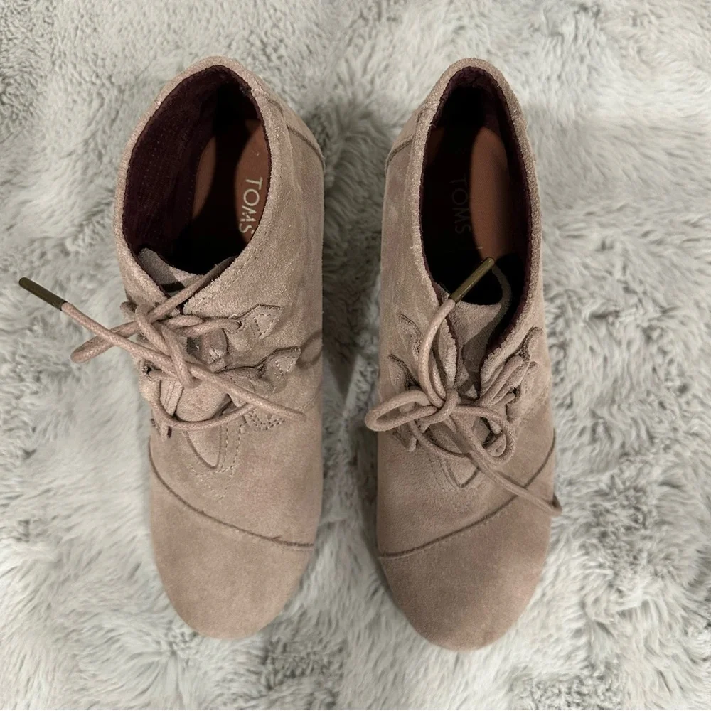 TOMS Desert Wedge Suede Booties Beige Lace Up Boho Ankle Boots 8.5